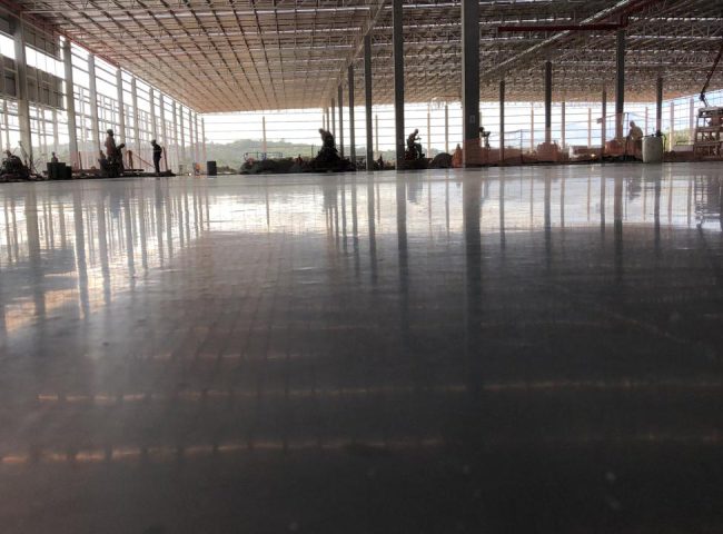 Piso em concreto reforçado com macrofibra e inibidor de retração Dry Pav - 68.000 m² -Bresco Investimentos/Construtora Andrade Mendonça. Camaçari / BA