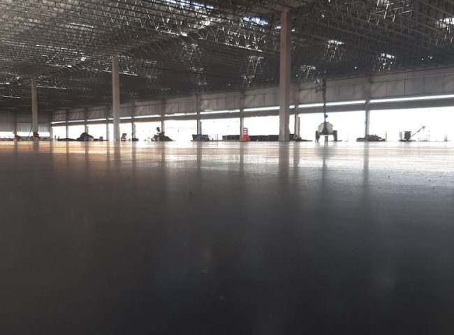 Piso em concreto reforçado com fibra metálica - 12.000 m²  com placas de até 1.300m². Ribeiro Caram / GLP Campinas / SP